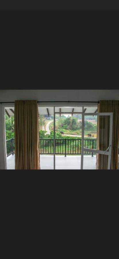 Pinnawala Elephant Front View Hotel Rambukkana Extérieur photo
